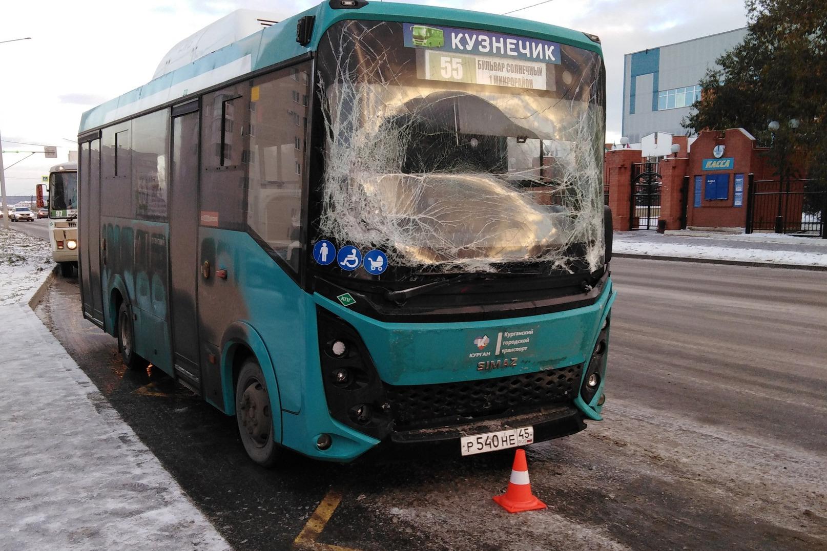 В Кургане столкнулись два новых автобуса, одного пассажира  госпитализировали - 26 октября 2023 - 45.ру