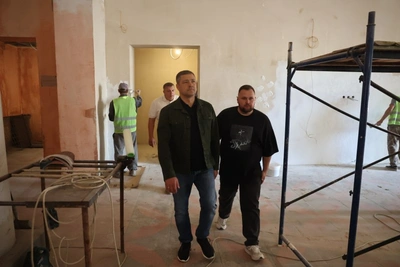 В Великих Луках ремонтируют Дом молодежи