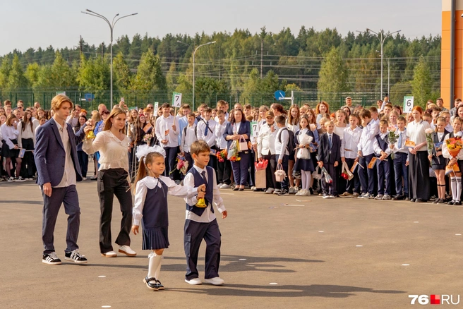 И под конец линейки прозвучал первый звонок | Источник: Кирилл Поверинов / 76.RU