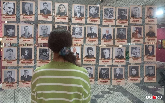 Портреты югорчан — участников Великой Отечественной войны расположены и в зале художественного музея | Источник: Анастасия Шевякова / 86.RU