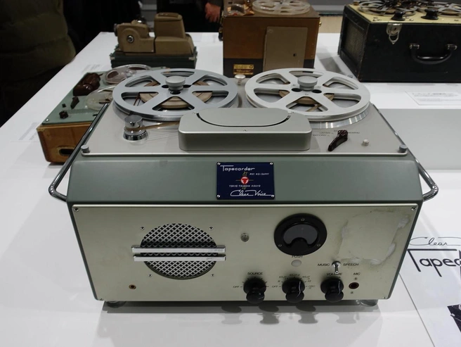 Первый японский магнитофон G-type. Громоздкий и дорогой, он, тем не менее, стал первым шагом Sony на пути к славе инновационной компании. | Источник: Hideya HAMANO, CC BY-NC-ND 2.0, via Flickr