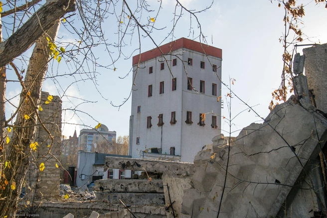 Только представьте: элеватор вмещал один миллион пудов зерна, а это, на минуточку, 16,4 миллиона (!) килограммов. На фото башня «небоскреба» незадолго до сноса | Источник: Сергей Бушуев / Vk.com