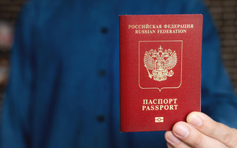 Паспорт на стол: кто и когда обязан сдавать загранпаспорт в России
