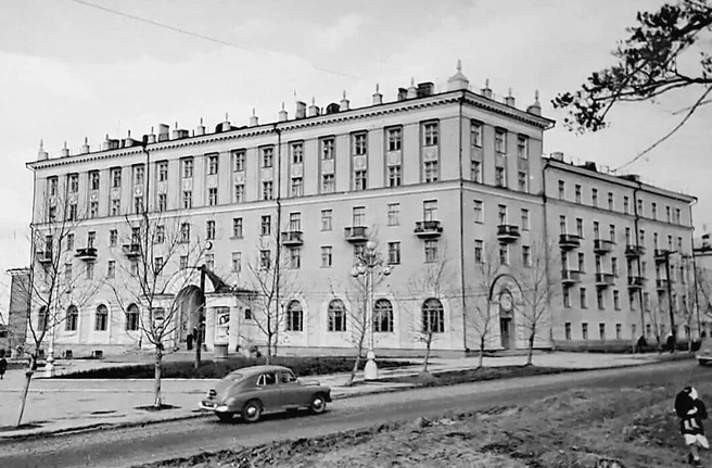 Кинотеатр «Заря» в 1960-е и сейчас | Источник: Pastvu.com