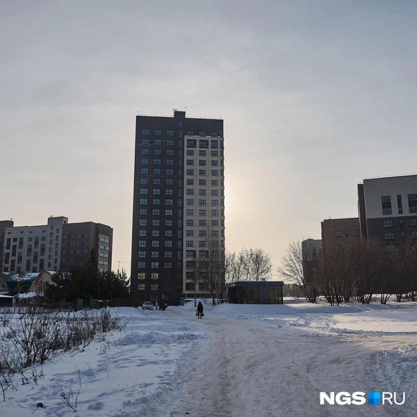 Дойти от «Одоевского» до социальных учреждений можно по улице Радиостанция № 2 и со стороны озера. По последнему пути пешеходы ходят чаще из-за меньшего потока машин. Но ни там, ни там нет тротуаров и освещения | Источник: Александр Ощепков / NGS.RU