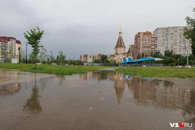 Вода в парке продолжает скапливаться на дорожках, аллеях и площадках | Источник: Алексей Волхонский / V1.RU