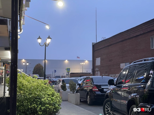 Машины припаркованы здесь почти везде | Источник: Екатерина Подымова / 93.RU