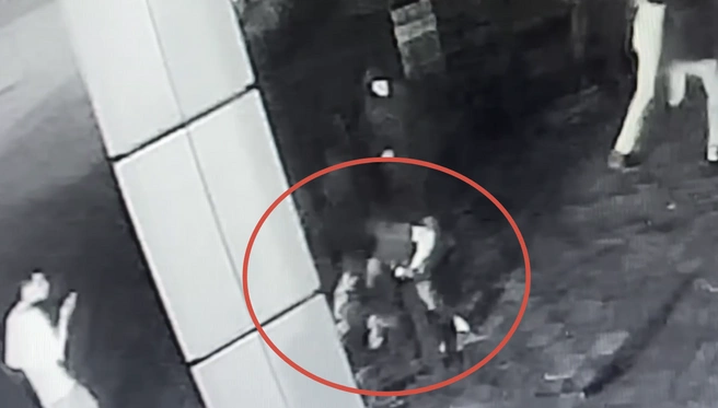 В Оренбурге драка возле гостиницы на проспекте Победы попала на видео | Источник: УМВД России по Оренбургской области