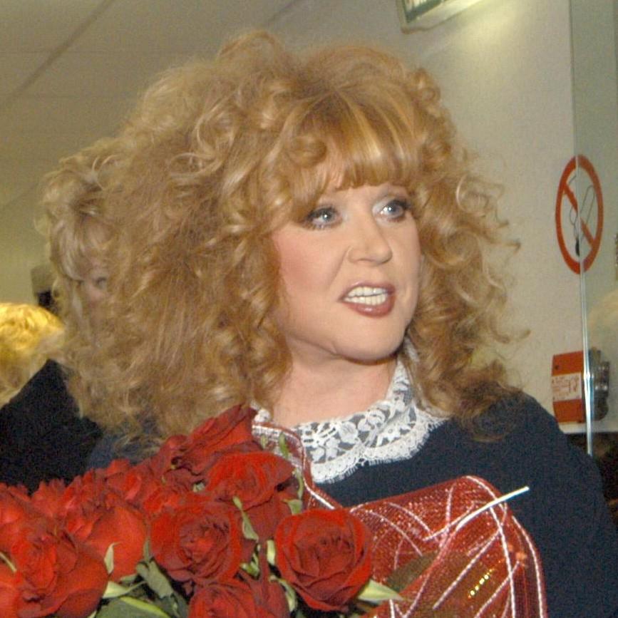 «Вновь падения, издевки, боли»: живущая за границей Алла Пугачева излила душу