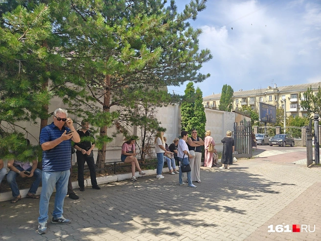 После долгого ожидания всех запустили в здание суда | Источник: Сабина Бондарь / 161.RU