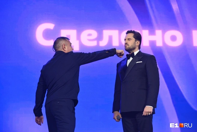 Кулак боксёра был очень близко к лицу Реввы и ведущий явно нервничал | Источник: Максим Воробьев / E1.RU
