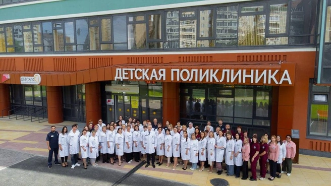 Коллектив новой поликлиники на Готвальда в день торжественного открытия | Источник: Минздрав Свердловской области