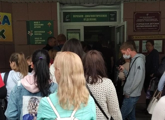 У детской поликлиники в Рязани скопилась гигантская очередь | ya62.ru