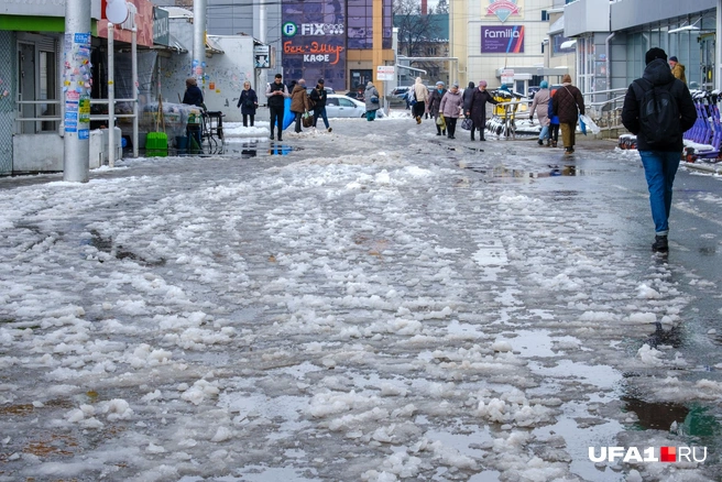 Тротуар за остановкой Центральный рынок | Источник: Булат Салихов / UFA1.RU