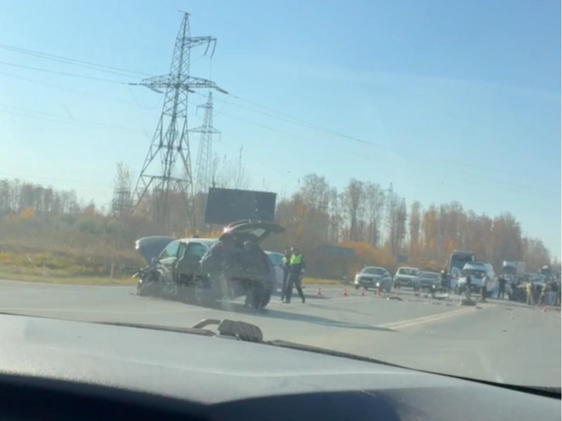 «Сзади кого-то еще вытаскивали»: жесткая авария собрала пробку на выезде из Челябинска