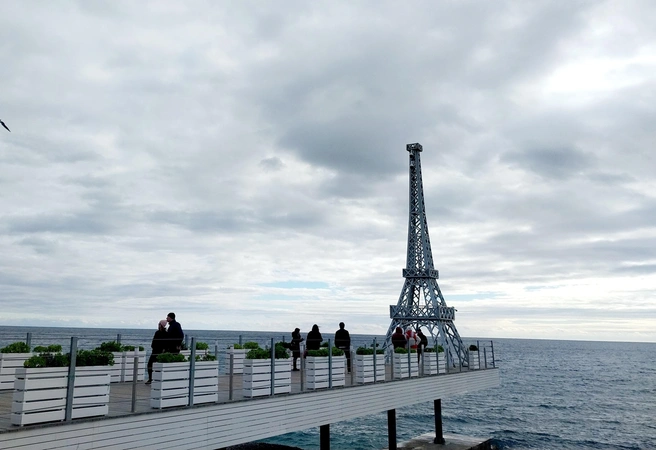 Не дают визы в Европу? На Массандровском пляже в Ялте можно полюбоваться альтернативной Эйфелевой башней без всяких виз | Источник: Александра Сотникова / MSK1.RU