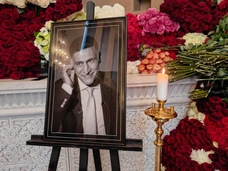 «Без тебя жизни нет». Как Симоньян и Хмельницкая с детьми держатся после ухода Тиграна Кеосаяна