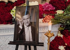 «Без тебя жизни нет». Как Симоньян и Хмельницкая с детьми держатся после ухода Тиграна Кеосаяна