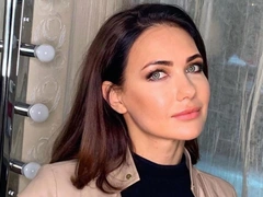 Екатерина Климова показала подтянутые ноги в мини-юбке