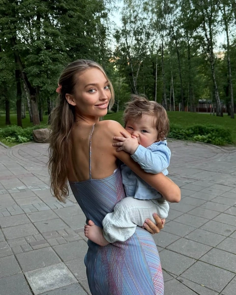 Девушка ушла в материнство. Модели также помогает няня