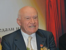 Полезен ли бокал красного вина перед сном: ответ дал кардиохирург Лео Бокерия