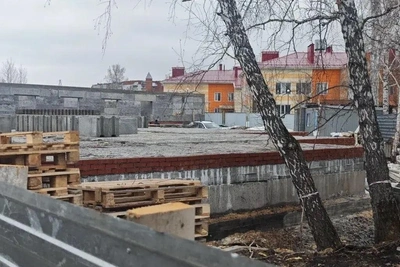 Томская мэрия требует снести стройку у школы и сада