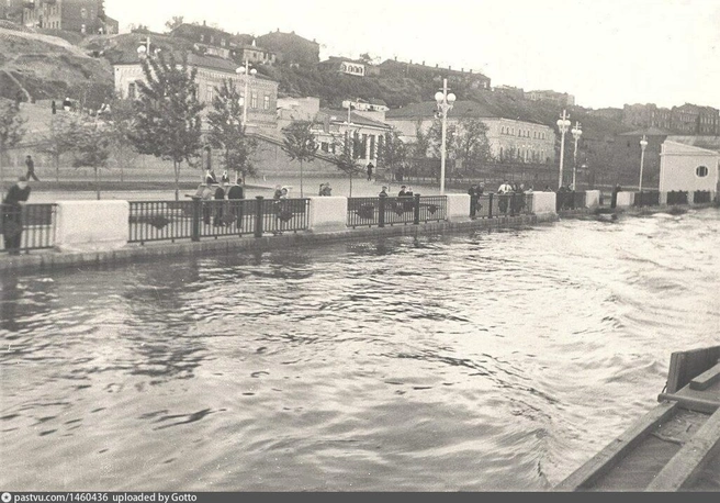 Во время разлива Дона, 1948–1951 годы. Вода доходит почти до самой набережной. Фотография из серии «Строительство Волго-Донского канала»: «Разлив в районе Ростовского порта» | Источник: Pastvu.com
