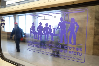 В метро Петербурга показали модернизированный вагон для инвалидов