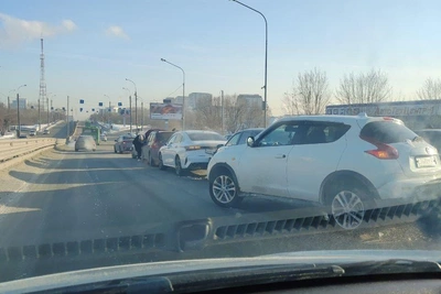 В Тюмени на мосту столкнулись восемь автомобилей