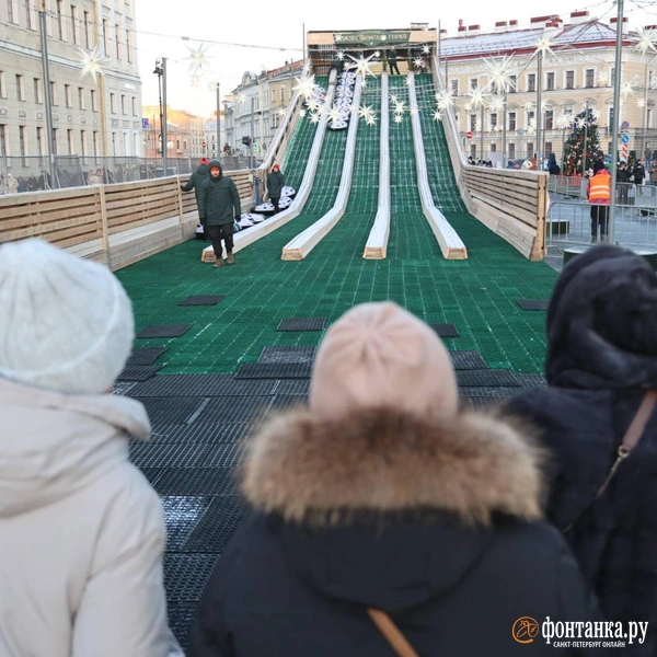 Поехали! На Дворцовой площади открыли горку | Источник: Валентин Егоршин/FONTANKA.RU