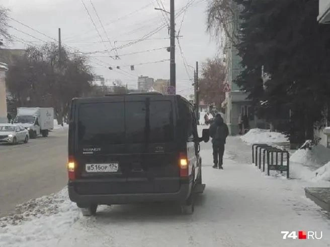 Накануне этот же микроавтобус поймали на тротуаре улицы Воровского. В тот раз водитель получил штраф 1000 рублей и с ним провели профилактическую беседу. Как видим, не сильно помогло: через две недели он опять ездил по тротуару | Источник: читатель 74.RU