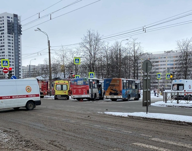 Две маршрутки не поделили перекресток на Здоровцева. Пострадали три пенсионерки (фото) | Источник: «ДТП и ЧП | Санкт-Петербург»