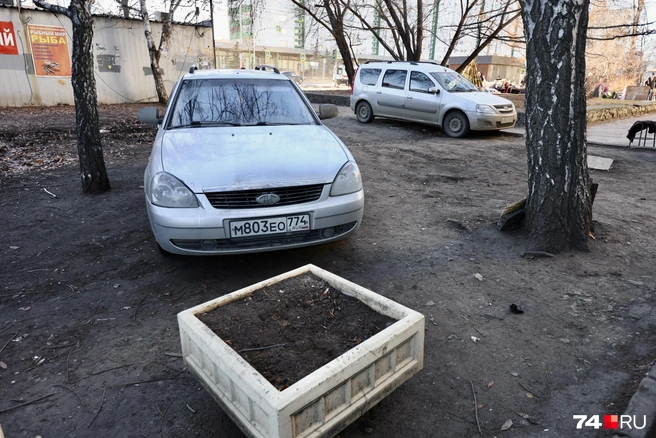 Кстати, а ведь Челябинск объявил войну не только нелегальной торговле, но и парковке на газонах. Но на Комсе — альтернативная реальность | Источник: Наталья Лапцевич
