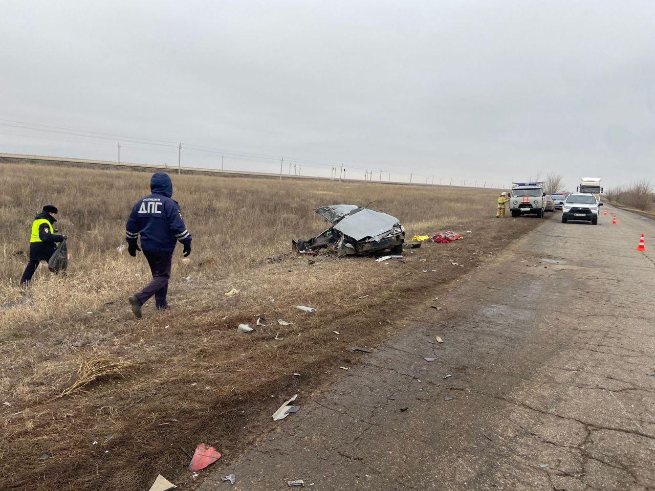 Под Волгоградом в столкновении «четырнадцатой» и грузовика погибли два человека