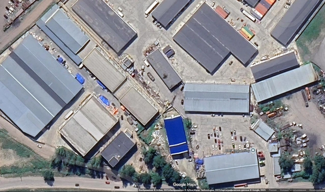 То самое здание выделяется благодаря ярко-синей крыше | Источник: Google Maps 