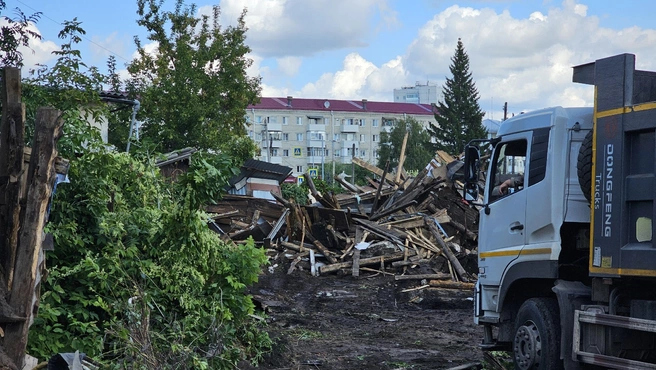 Возле дома большое количество техники | Источник: Дарья Никитченко / 45.RU