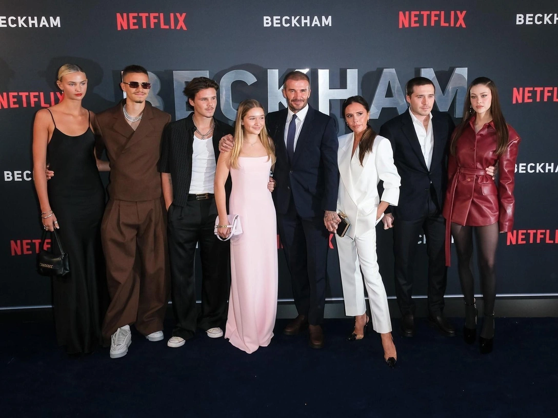 Праздники, объятия и скрытые намеки: что происходит в семье Бекхэм прямо сейчас | marieclaire.ru