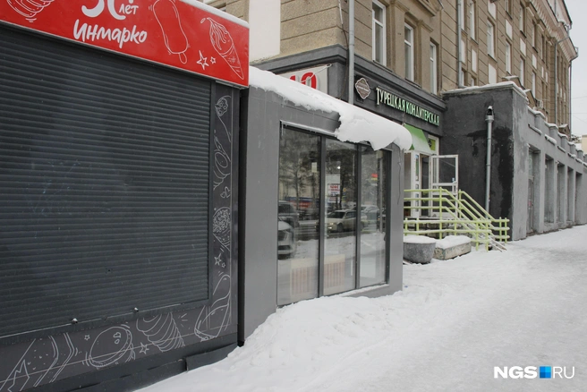 На Красном проспекте в самом центре опустел павильон | Источник: Стас Соколов / NGS.RU