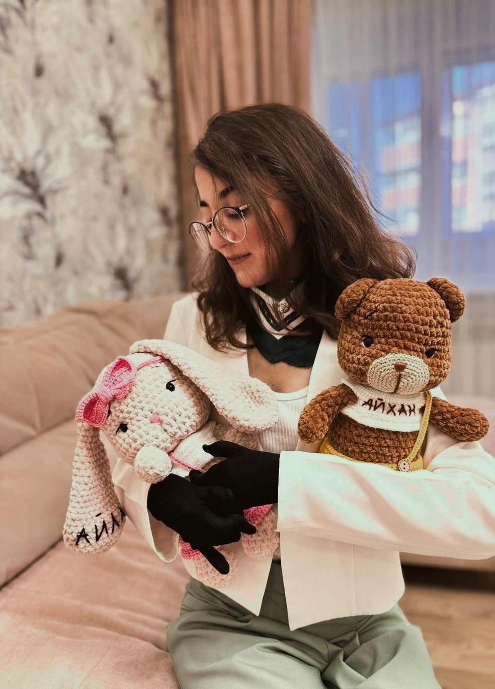 Раксана начала вязать игрушки. Чтобы не травмировать руки, Раксане приходится работать в специальных перчатках | Источник: Raksi Toys / Vk.com