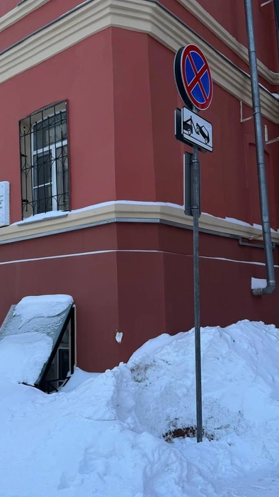 С недавнего времени жителям запрещено оставлять автомобили на своей же территории | Источник: жители домов № 10 и 10В