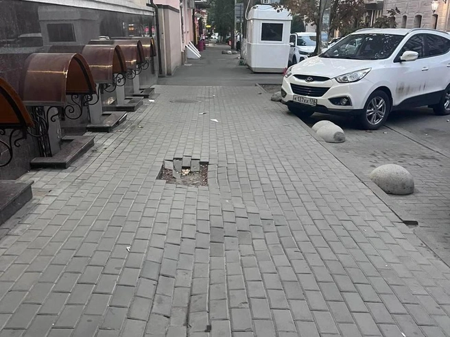 Словно подземный червь прополз и разрушил плитку | Источник: Эльвира Парфенова