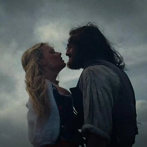 «Поцелуй меня, и пусть мы оба будем прокляты»: Марго Робби и Джейкоб Элорди в «Грозовом перевале»