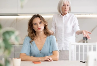 «Мама-нарцисс обижается и манипулирует. Понимаю, что ей тяжело после смерти отца, но как с ней общаться?»