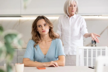 «Мама-нарцисс обижается и манипулирует. Понимаю, что ей тяжело после смерти отца, но как с ней общаться?»