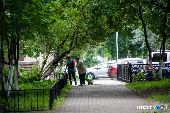 Людям здесь очень приятно гулять, особенно в июльскую жару | Источник: Ксения Филимонова / «ИрСити»