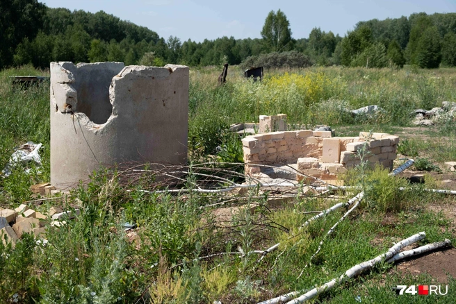 Рядом свалка кирпичей и разнокалиберного мусора | Источник: Леонид Меньшенин