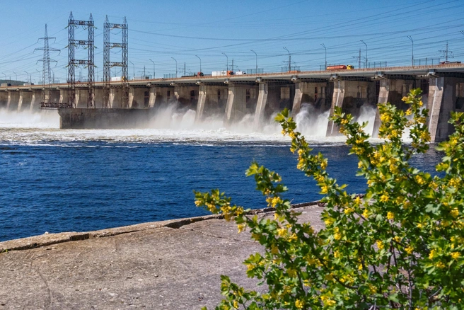 Пока вода льется, большегрузы едут по М-5 в сторону Тольятти | Источник: Наталья Зюрина / vk.com