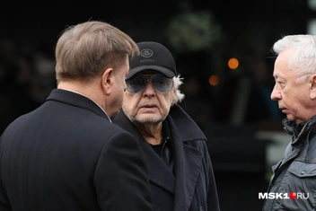 Юрий Антонов на прощании с Юрием Николаевым | Источник: Артем Устюжанин / MSK1.RU