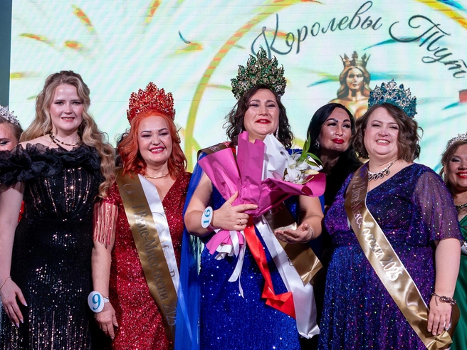 На фото все три призерши: Алена Жижина в красном платье, Ильвира Сергеева в синем, Людмила Бондарева в фиолетовом | Источник: организаторы конкурса «Королевы Тут»