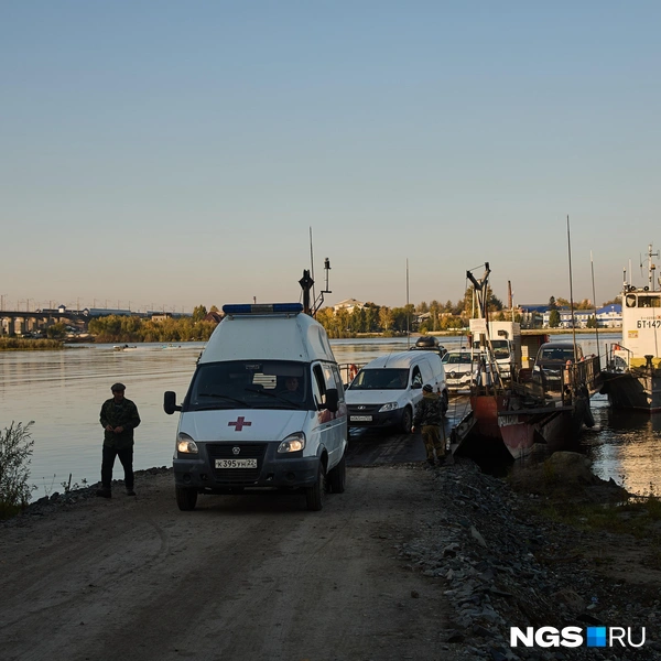 Медики и полицейские тоже пользуются паромами | Источник: Александр Ощепков / NGS.ru